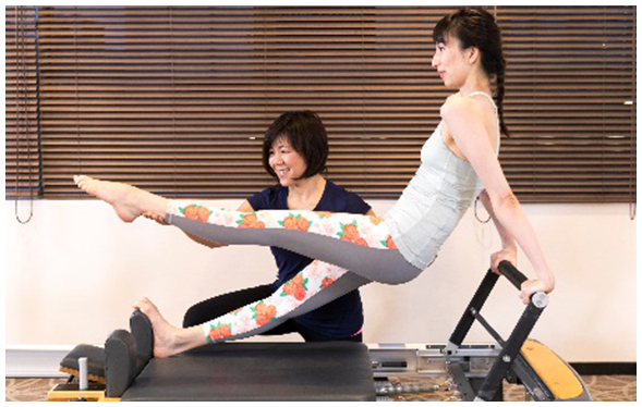 スタジオでレッスンを受ける様子