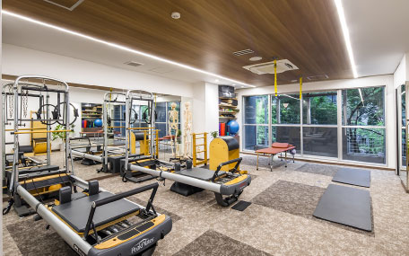 スタジオでレッスンを受ける様子