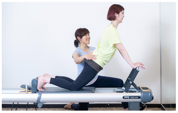 スタジオでレッスンを受ける様子