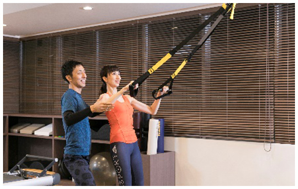 スタジオでレッスンを受ける様子