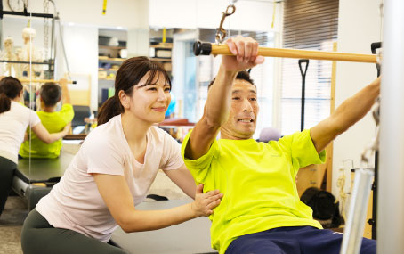 スタジオでレッスンを受ける様子